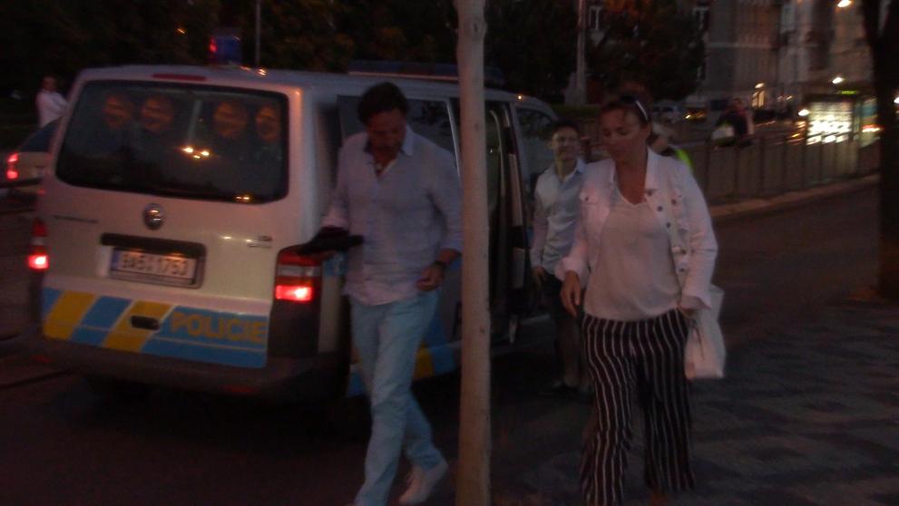 Auto za nimi nedobrzdilo, stejně jako policisté, kteří zastavovali jako třetí