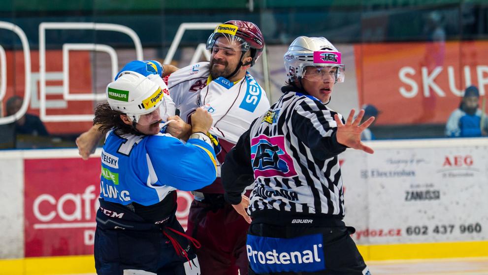 David Kočí vs. Ryan Hollweg, bitka z NHL v extralize - 7