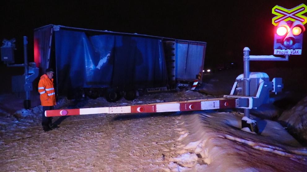 Náklaďák uvízl na přejezdu, narazil do něj vlak - 1