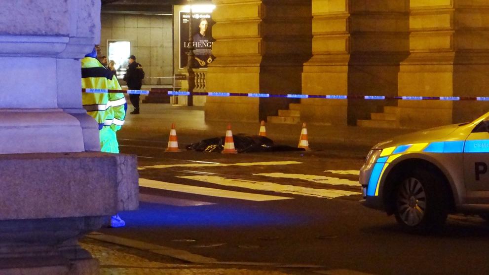 Nebožačka zpod tramvaje vypadla u Národního divadla