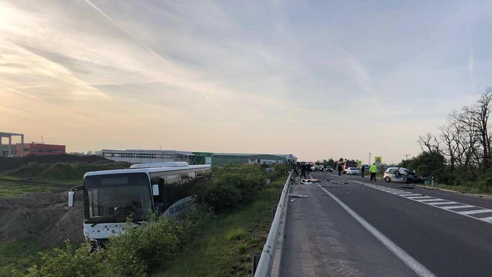 Nehoda policejního vozu a autobusu v Galantě - 1