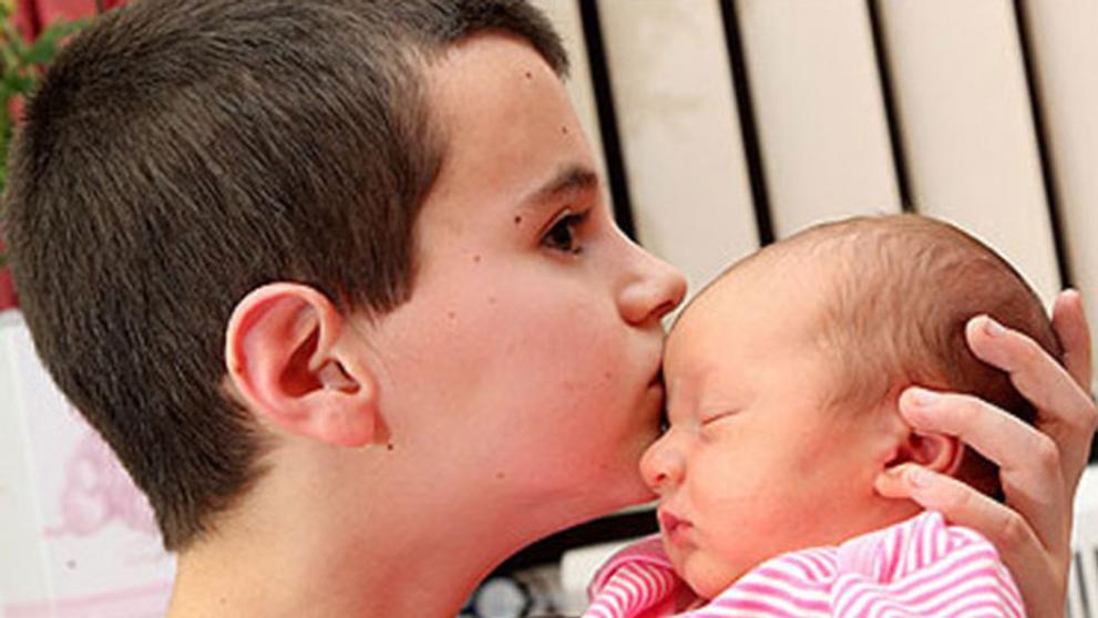 Novopečený otec Alfie s dcerou Maisie Roxanne.