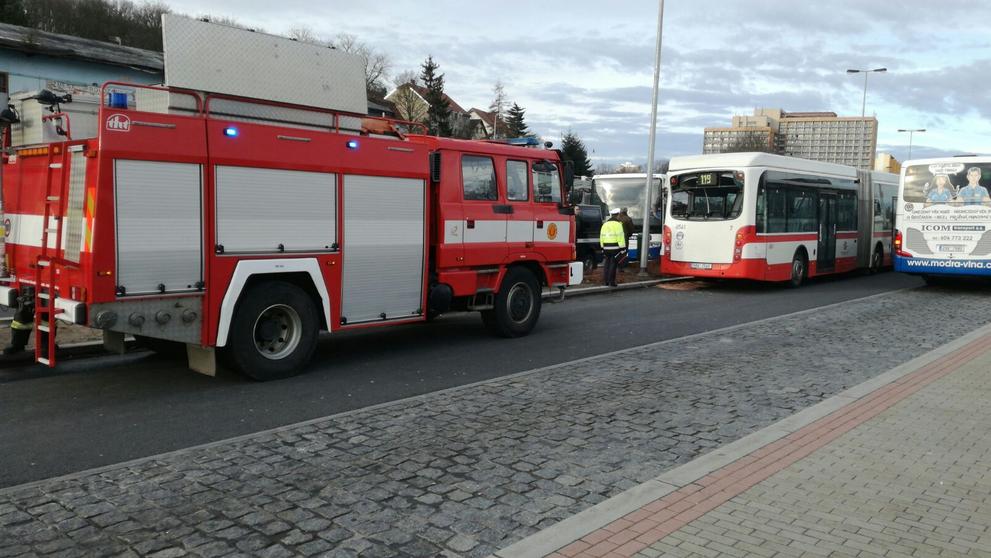 Nejdelší autobus v ČR se srazil s nákladním autem - 3