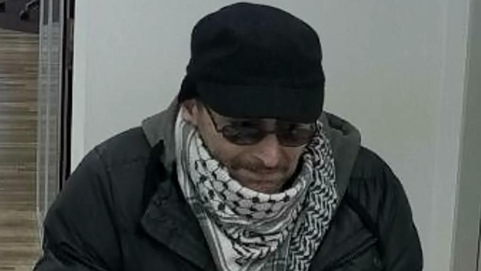 Lupič přepadl banku v Praze - 6