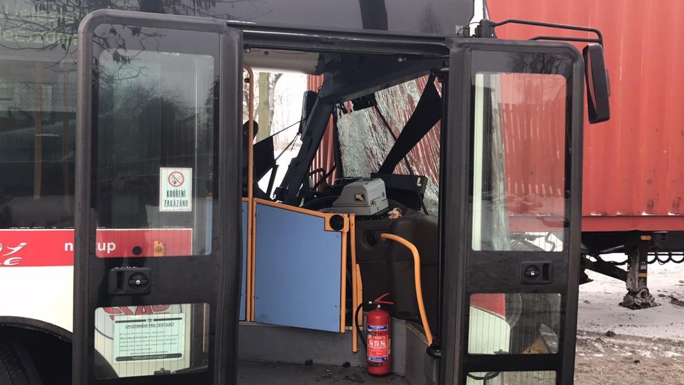 Nehoda autobusu a nákladního automobilu - 2