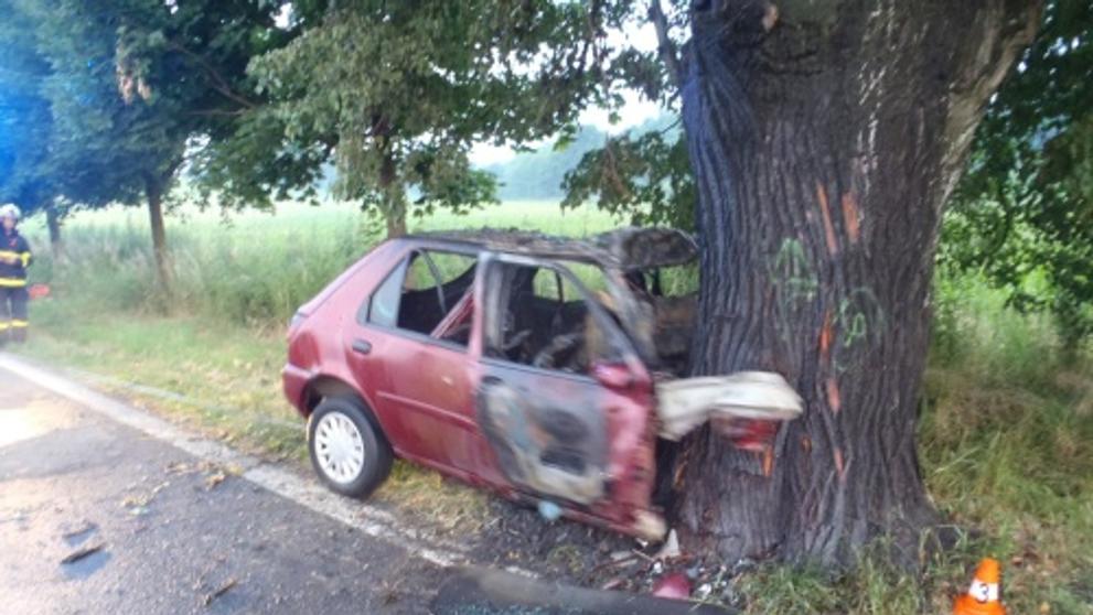Řidič uhořel ve svém autě