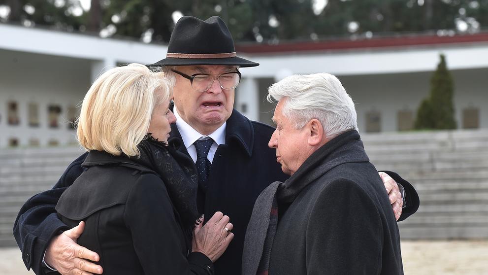 Rodina Jany Novotné na pohřbu a blízcí