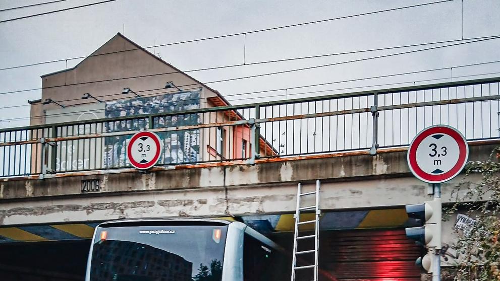 Zaseklý autobus v Praze