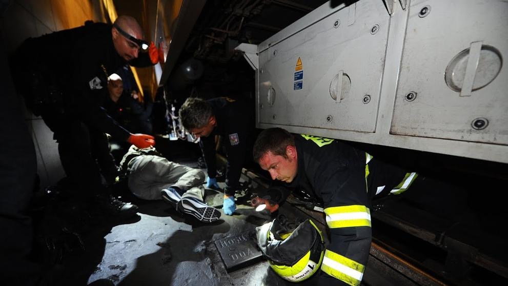 Vyprošťování muže zaklíněného pod soupravou metra na Florenci - 1