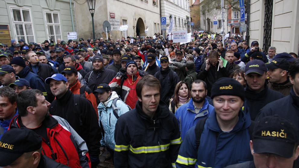 protestující před Sněmovnou