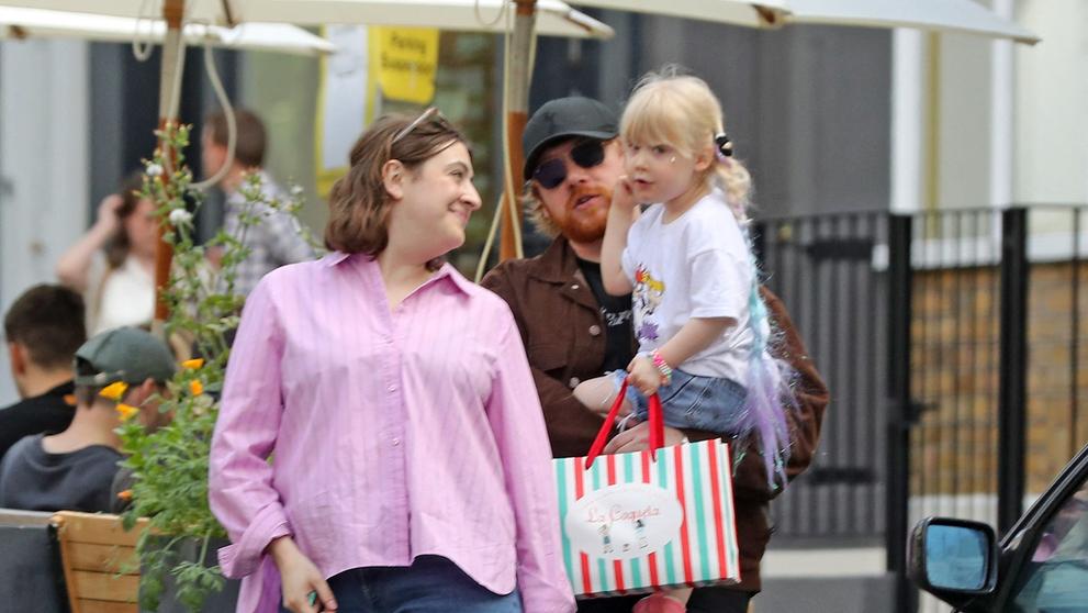 Rupert Grint s dcerou a jeho partnerka Georgia Groomeová, 20. 5. 2024