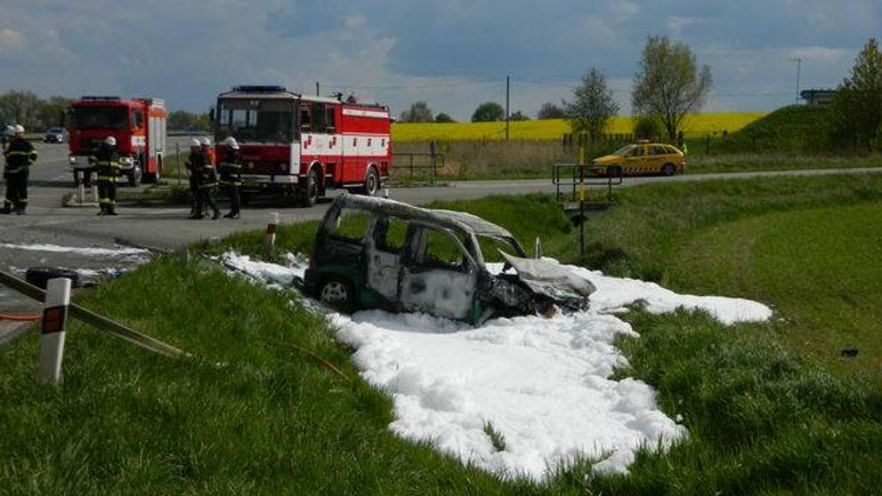 Auto po nehodě totálně shořelo