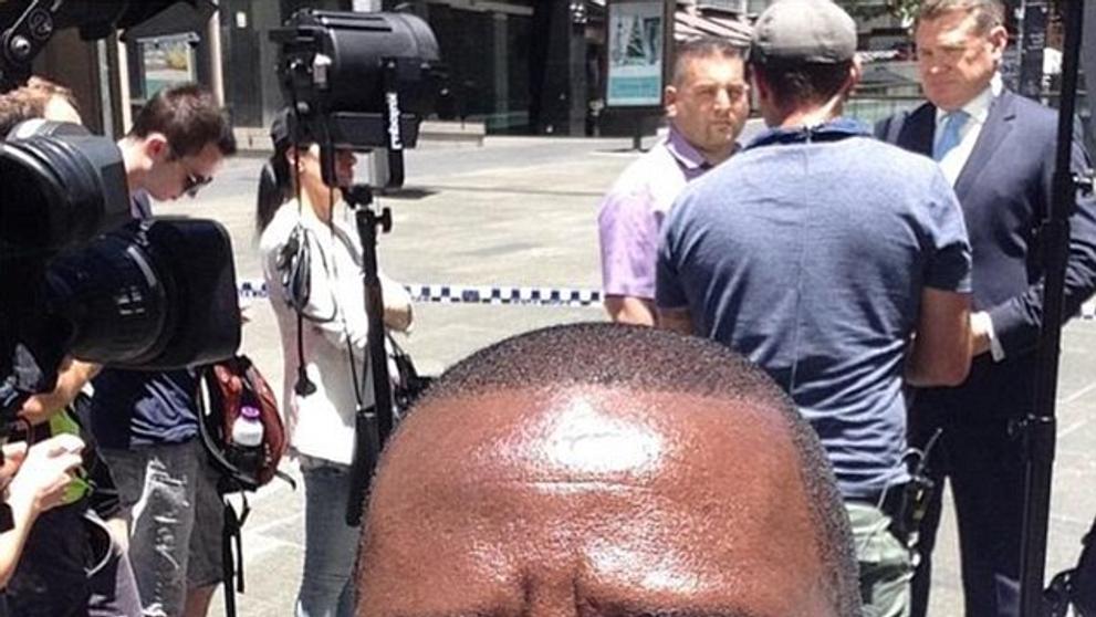 Lidé si pořizují selfie před obleženou kavárnou v Sydney - 3
