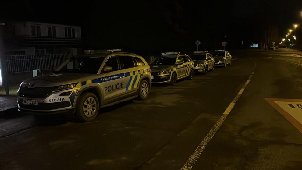 Razie v klánovické ubytovně pravděpodobně souvisí s páteční dvojnásobnou vraždou