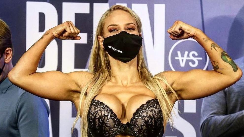 Ebanie Bridgesová na vážení před zápasem o titul WBA