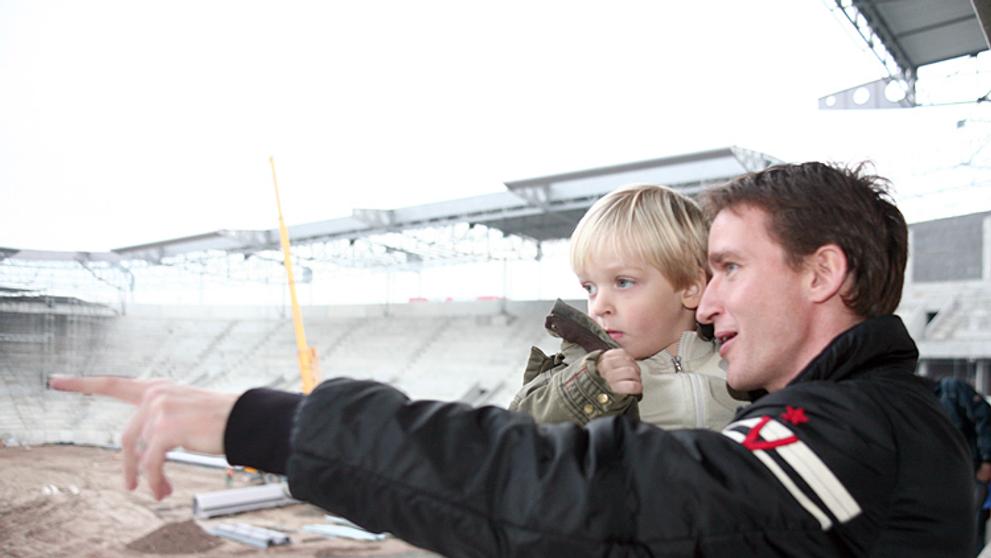 Fotbalista Vladimír Šmicer ukazuje na novém stadionu Slavie synovi, kam bude dávat góly.