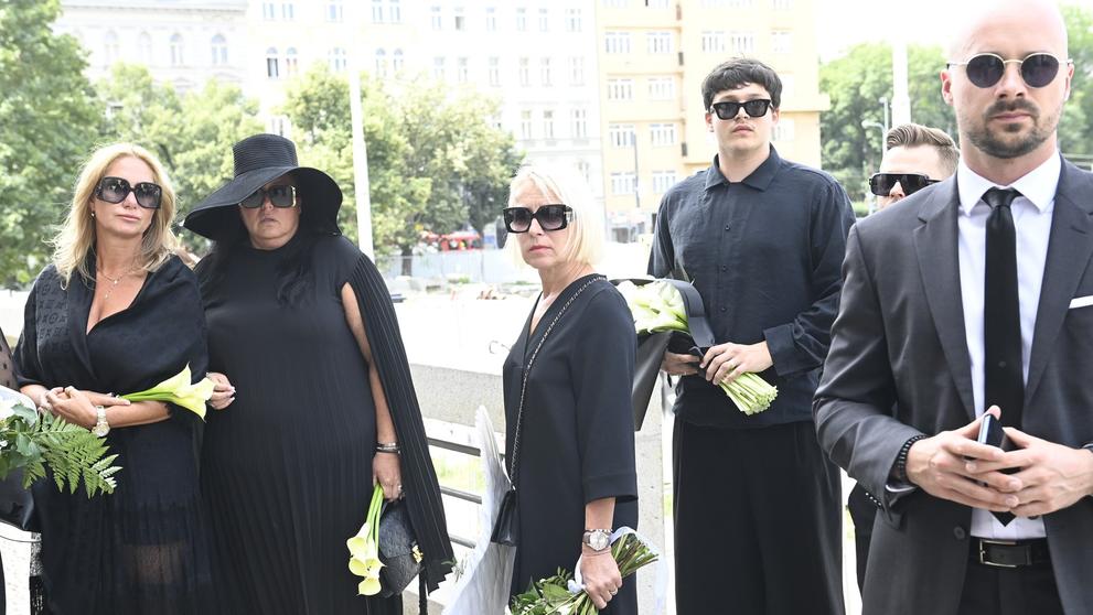 Pohřeb tragicky zesnulé zpěvačky Victorie v Praze (3)