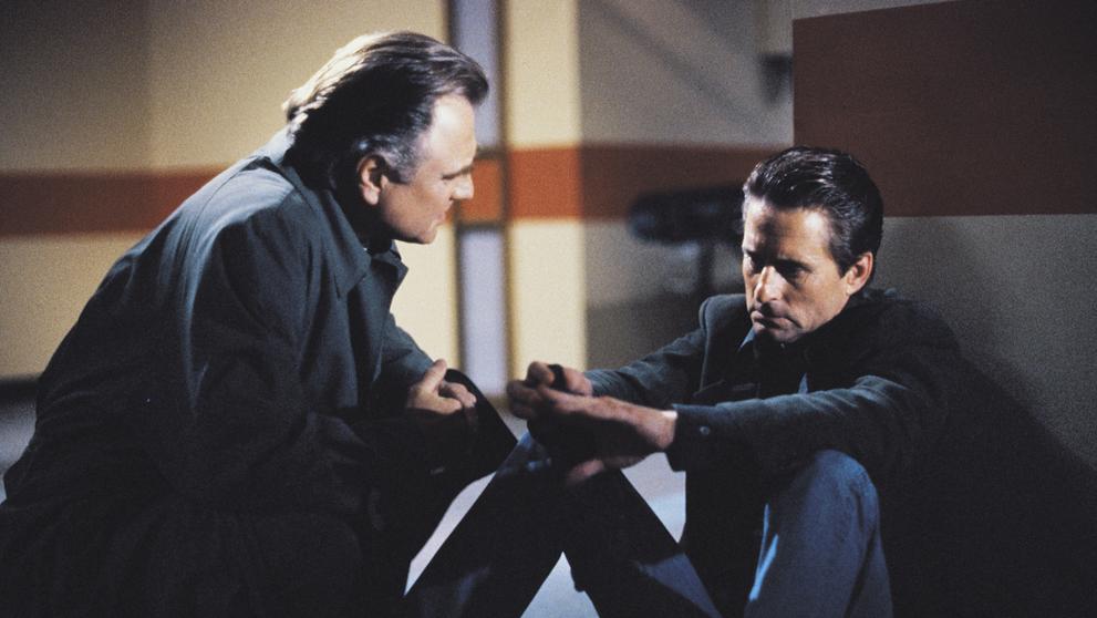 Denis Arndt a Michael Douglas v Základním instinktu, 1992