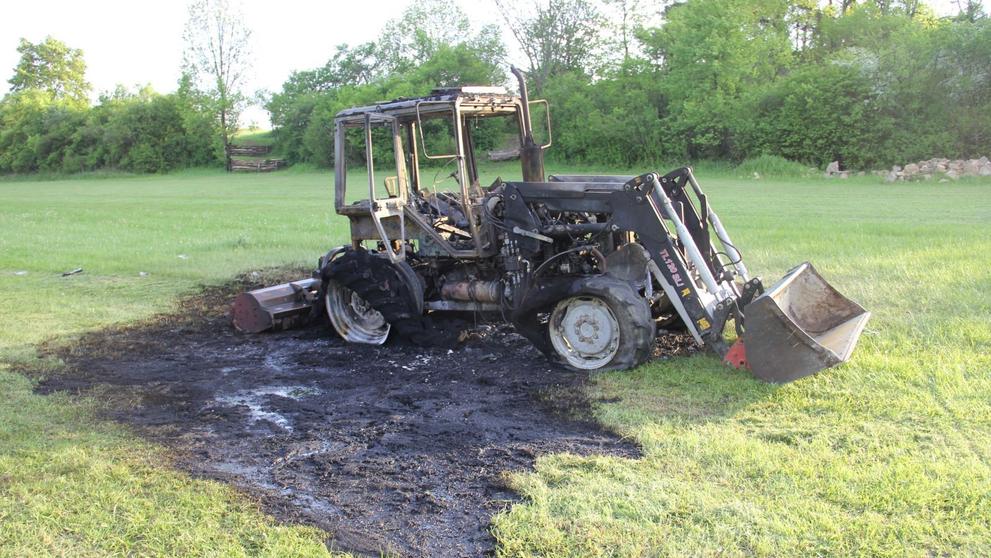 Traktor shořel při sečení - 3