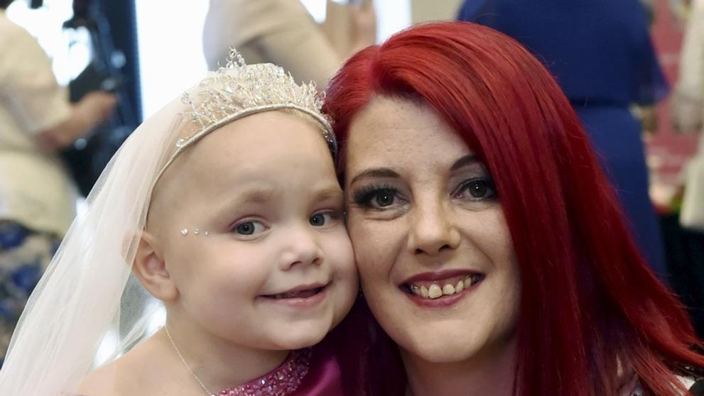 Nemocná dívenka se v pěti letech vdala za nejlepšího kamaráda - 1