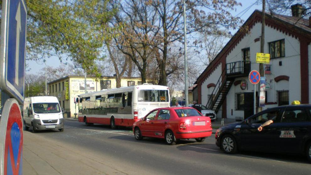 Muž vykopl v koloně okno autobusu a vyskočil - 4