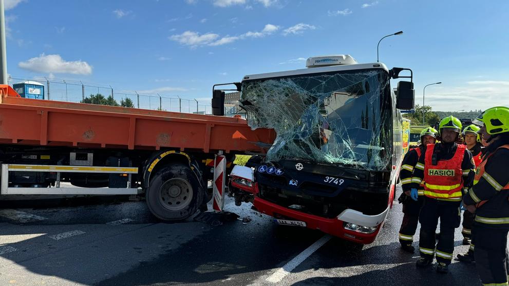 Srážka autobusu s nákladním autem v Praze