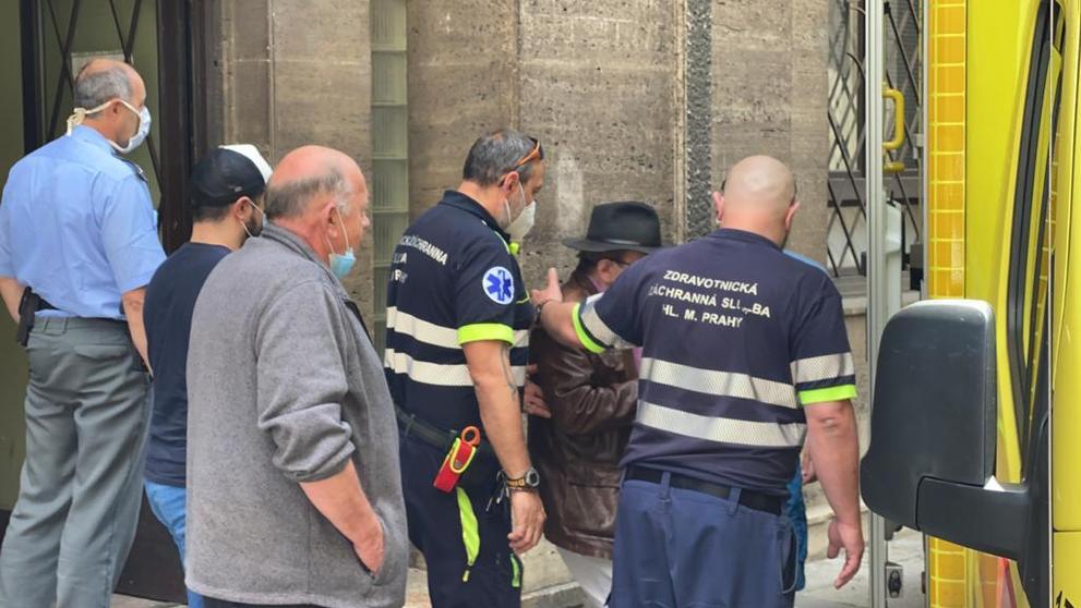 Jaroslava Uhlíře odvezla záchranná služba - 2