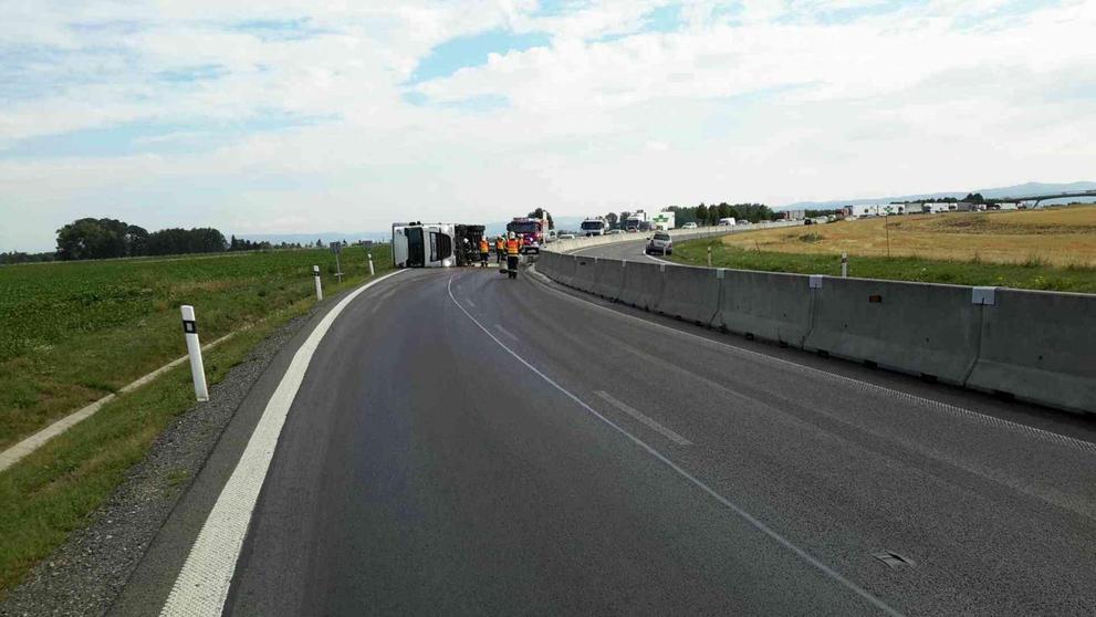 Převrácený kamion na na obchvatu Olomouce - 2