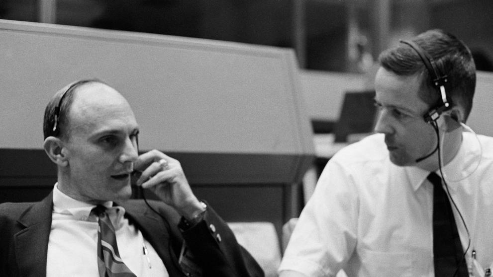 Thomas Ken Mattingly pomáhá posádce Apolla 13, 11. 4. 1970
