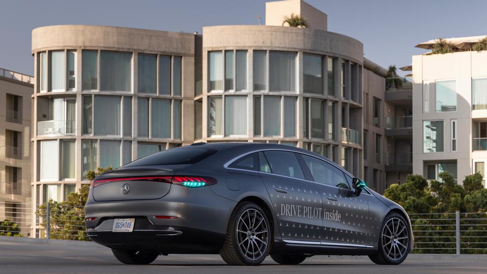 Mercedes testuje nová tyrkysová světla