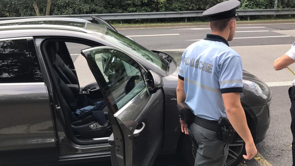 Policisté v Praze honili auto ukradené v Německu - 1
