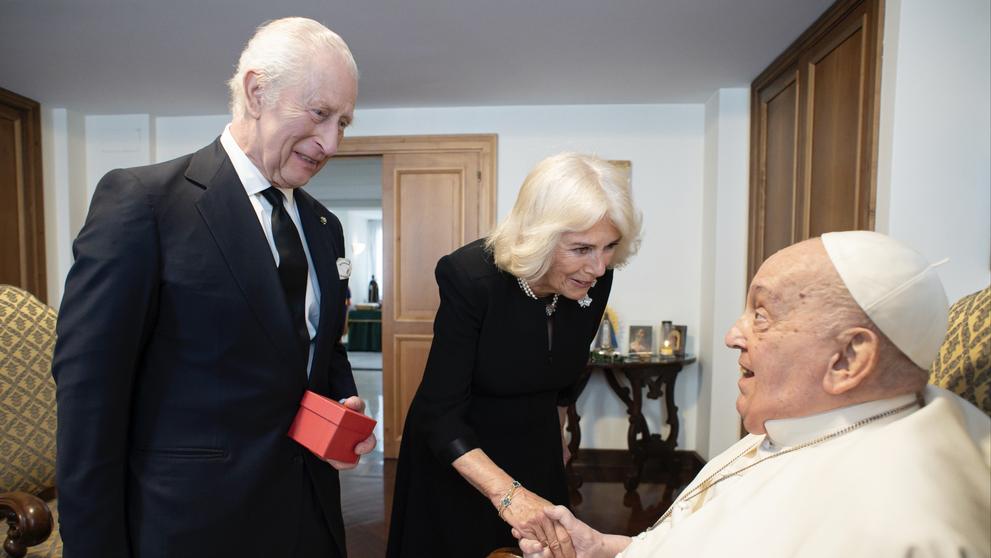 Král Karel III. a královna Camilla navštívili papeže Františka v Římě, 9. 4. 2025