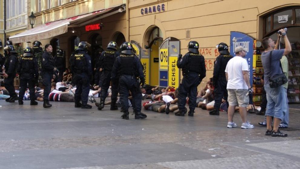 Zátah proti fanouškům na Václaváku-7
