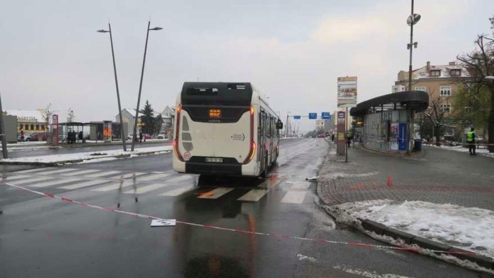 Autobus v Kladně srazil seniorku
