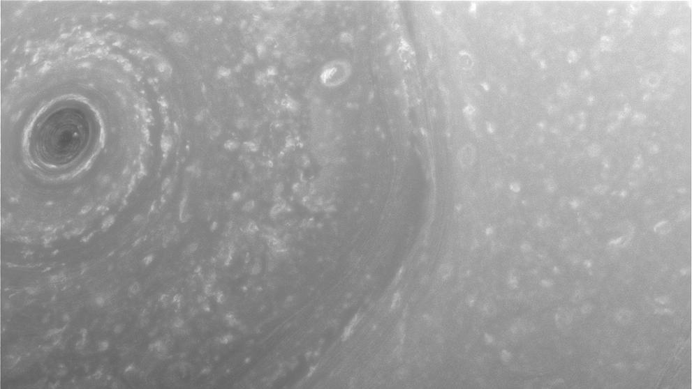 Sonda Cassini vyfotila sever Saturnu z nové oběžné dráhy
