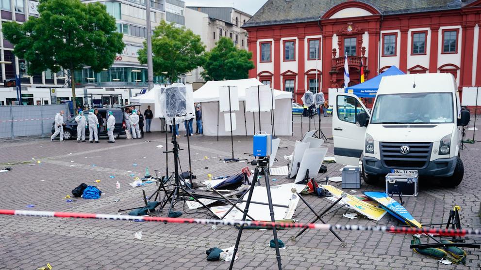 Kriminalisté na místě brutálního útoku, 31. 5. 2024 Mannheim (4)