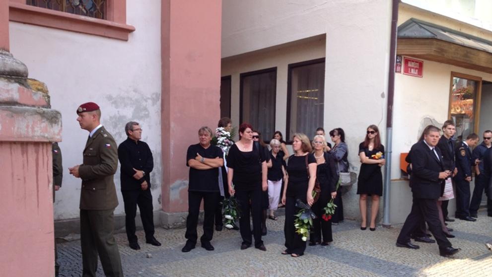 Smuteční hosté na pohřbu vojáka Davida Beneše