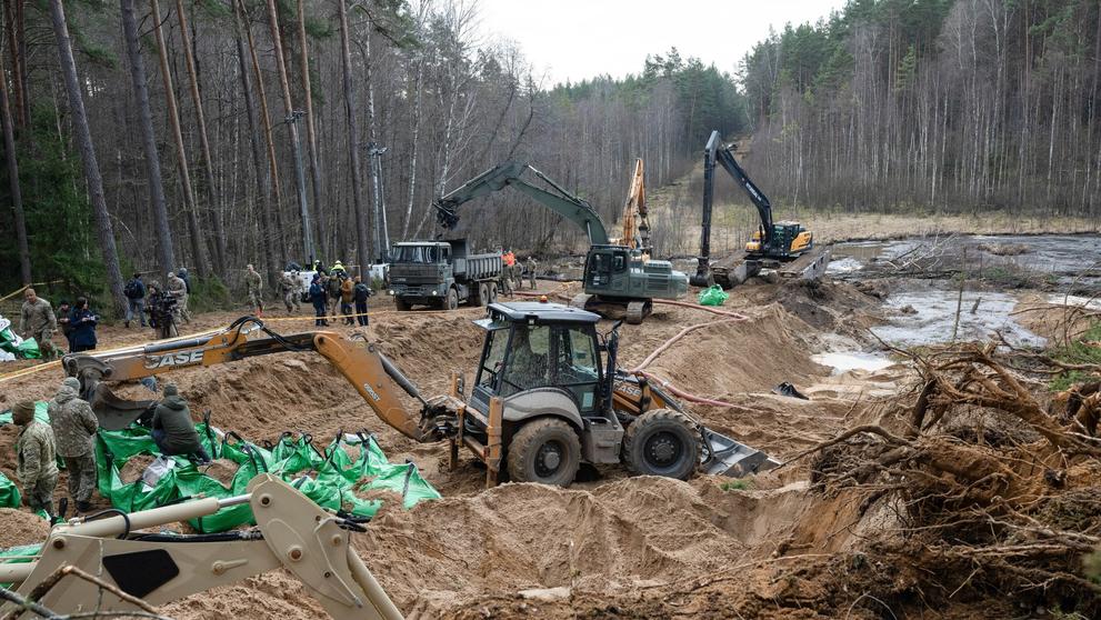 Vyprošťování amerického obrněného vozidla u města Pabradė