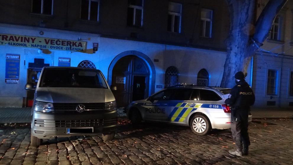 Z bytu vycházel dým, policie má podezření na varnu drog - 2