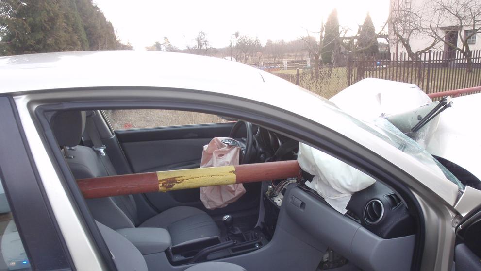Osobní automobil se napíchl na zábradlí