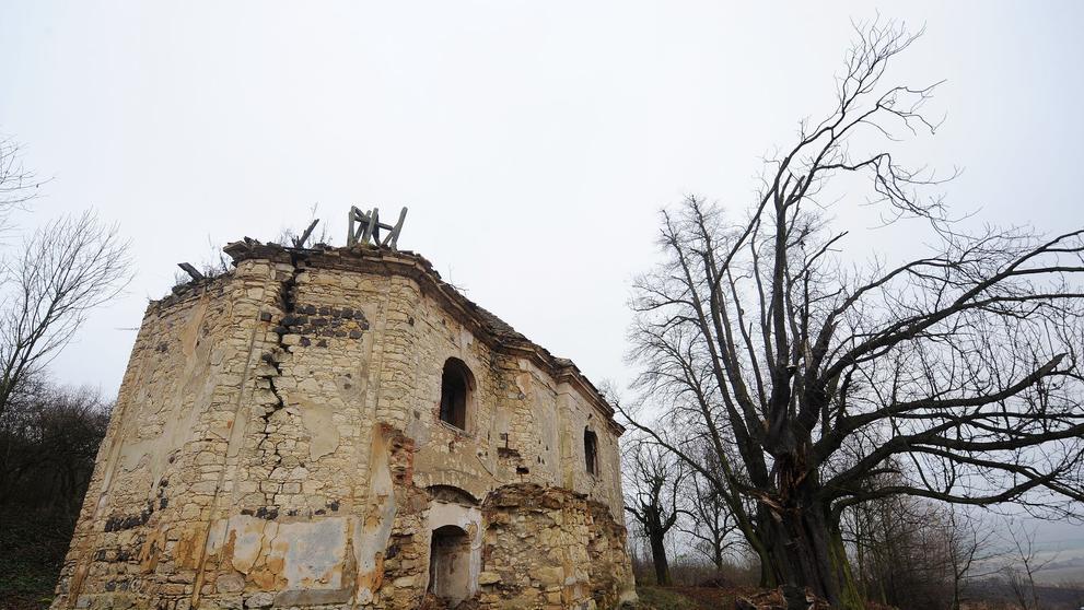 Chátrající kostel u Libčevsi hlídá bezdomovec - 3