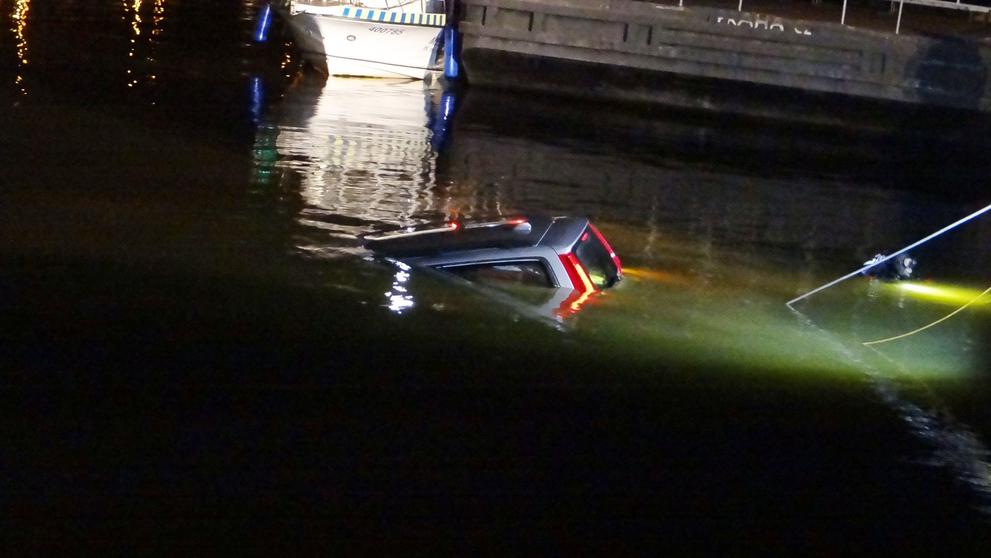 Auto uvázali potápěči, aby ho hasiči mohli vytáhnout jeřábem