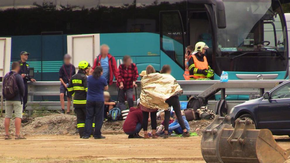 Nehoda autobusu a kamionu na D11 - 1
