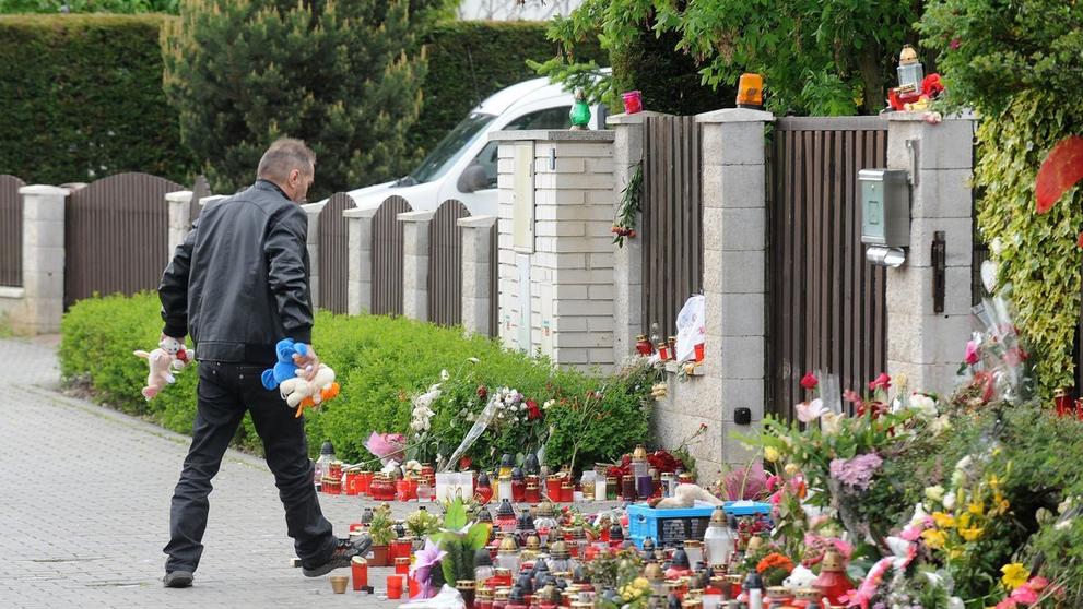 Rychtářův kamarád Standa uklízí květiny a svíčky od domu Bartošové - 2