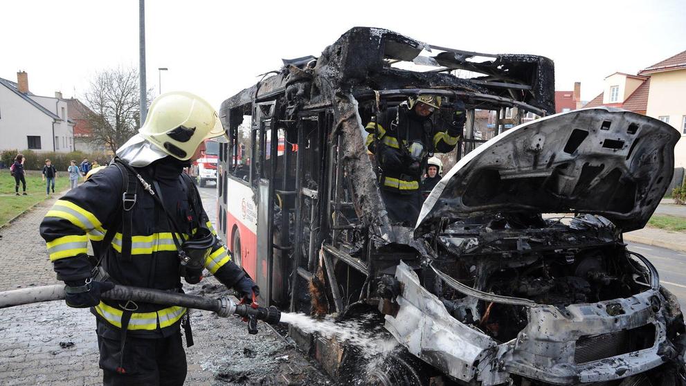 Požár autobusu v pražských Kyjích