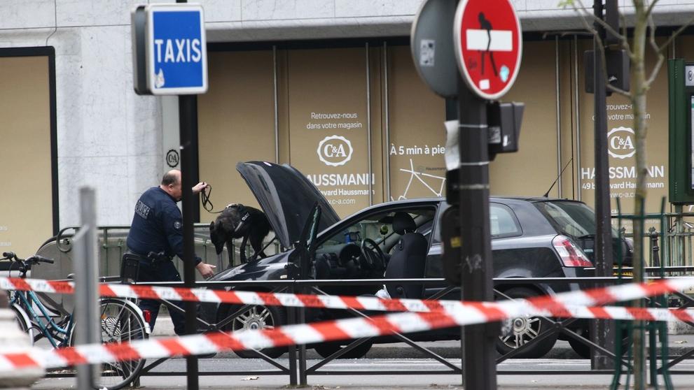 Jedna z nejznámějších ulic v Paříži byla uzavřena kvůli možnému bombovému výbuchu - 2