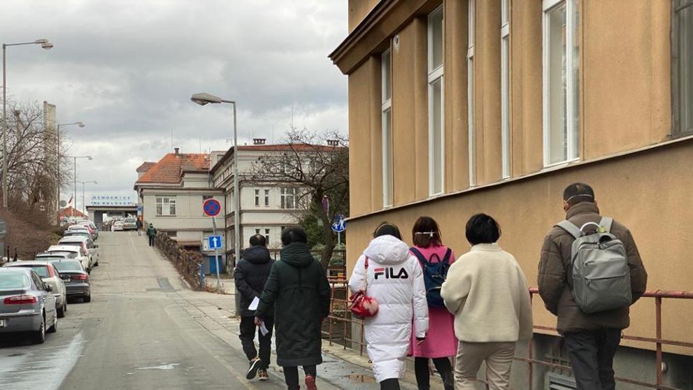 Skupina čínských turistů opustila nemocnici Na Bulovce - 1