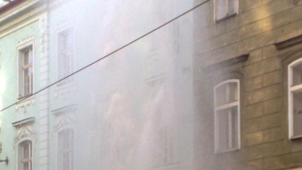 Překopnutý hydrant v Myslíkově ulici-4