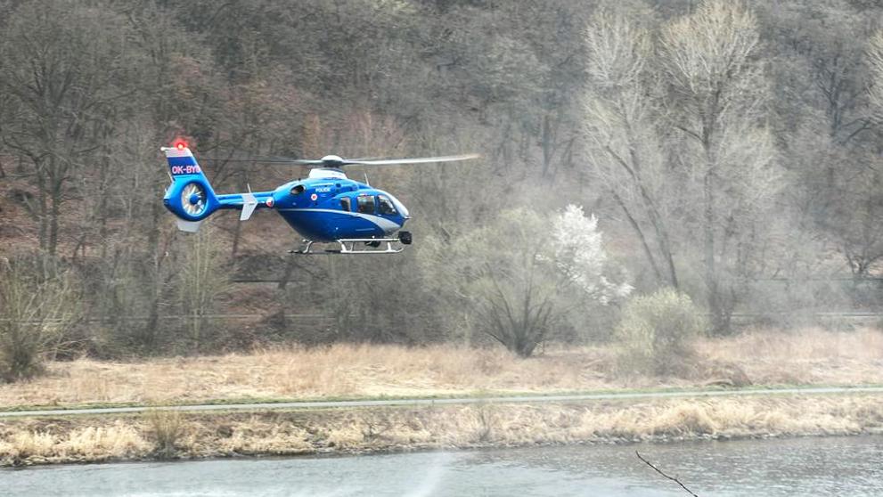 Policie při pátrání po útočníkovi z odborného učiliště v Michli (1)