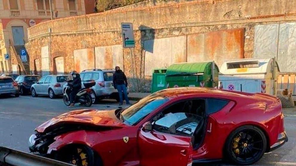 Fotbalový brankář má po návštěvě myčky zničené auto